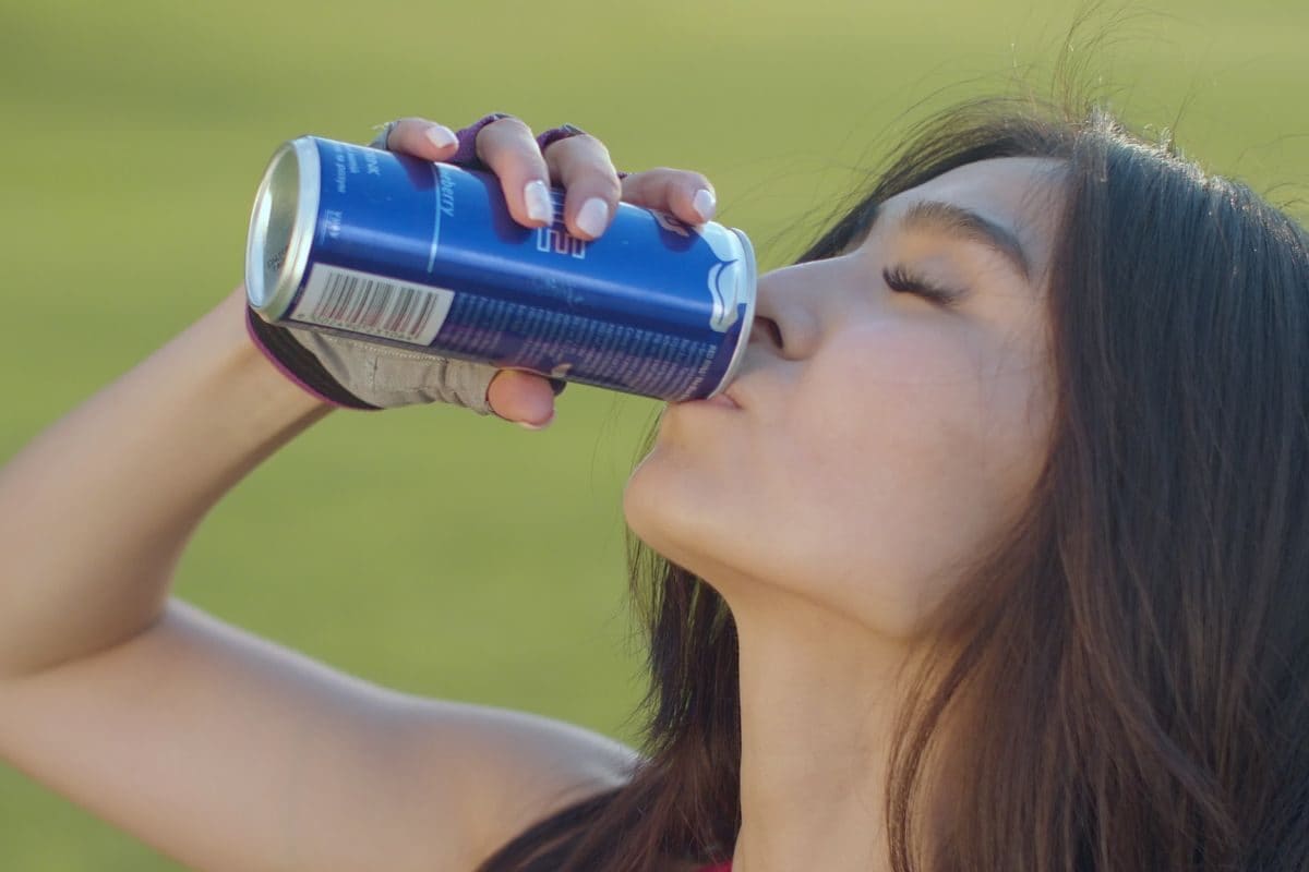 Человек без энергетики. Негативный человек. Человек пьющий энергетик. Чел с энергетиком. Энергетические напитки.