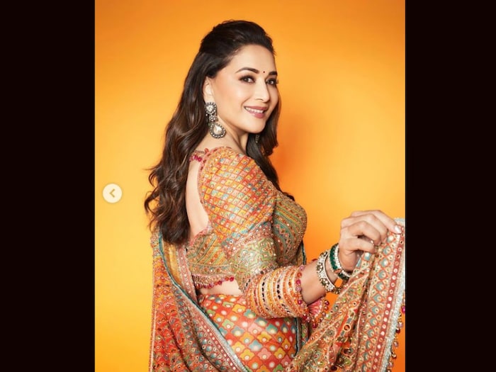 साड़ी और सूट के साथ बनाये यह हेयरस्टाइल, सेलेब्रिटी को भी करेंगे फेल 1 Instagram-madhuri dixit nene
