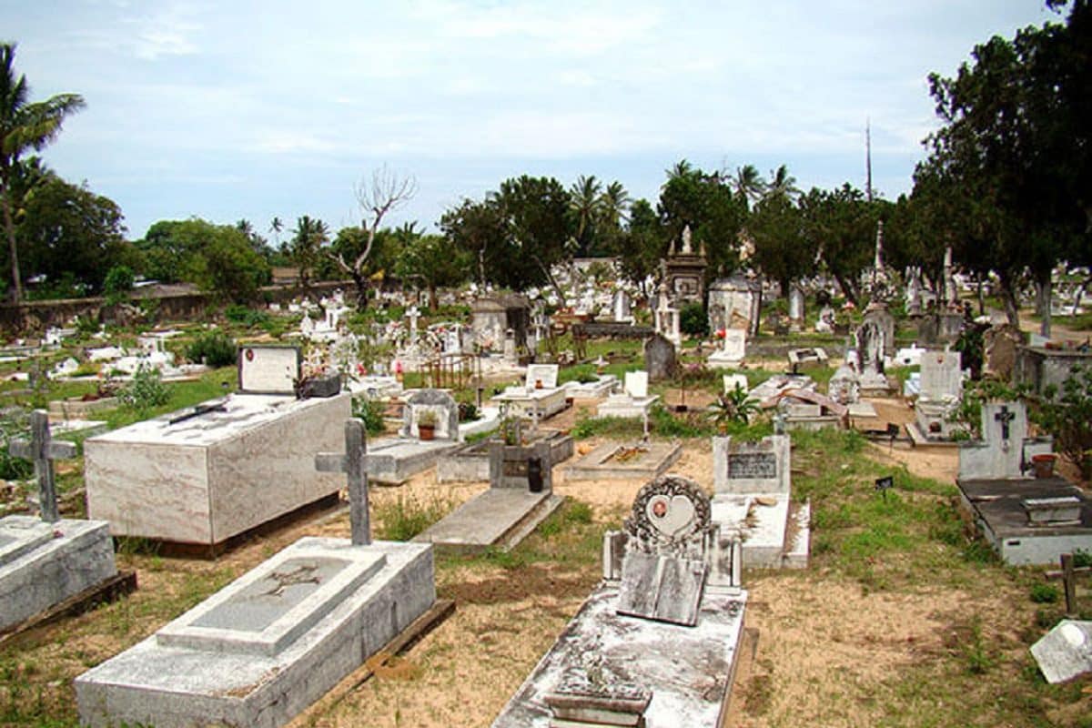 700 वर्षों में इंच-इंच कर गायब हो गया तुगलक काल का बाराखंबा कब्रिस्‍तान
