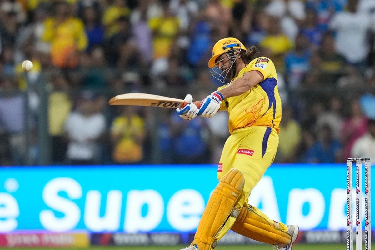 Video: धोनी के छक्के की वजह से RCB प्लेऑफ में पहुंचा, मैच के बाद हुआ खुलासा