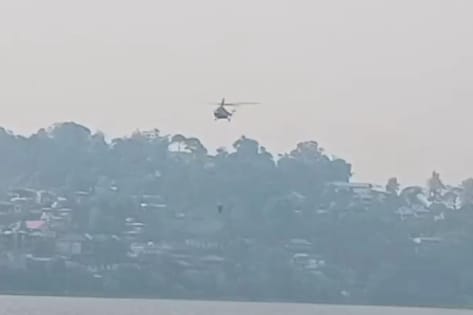 नैनीताल के जंगलों में लगी आग को बुझाने सेना ने संभाला मोर्चा, अब हेलीकॉप्टर से बरसाया जाएगा पानी, देखें वीडियो
