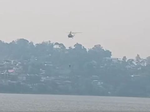 एयरफोर्स के एम.आई.17 हैलीकॉप्टर ने भीमताल झील से पानी लिया. (PHOTO: ANI)