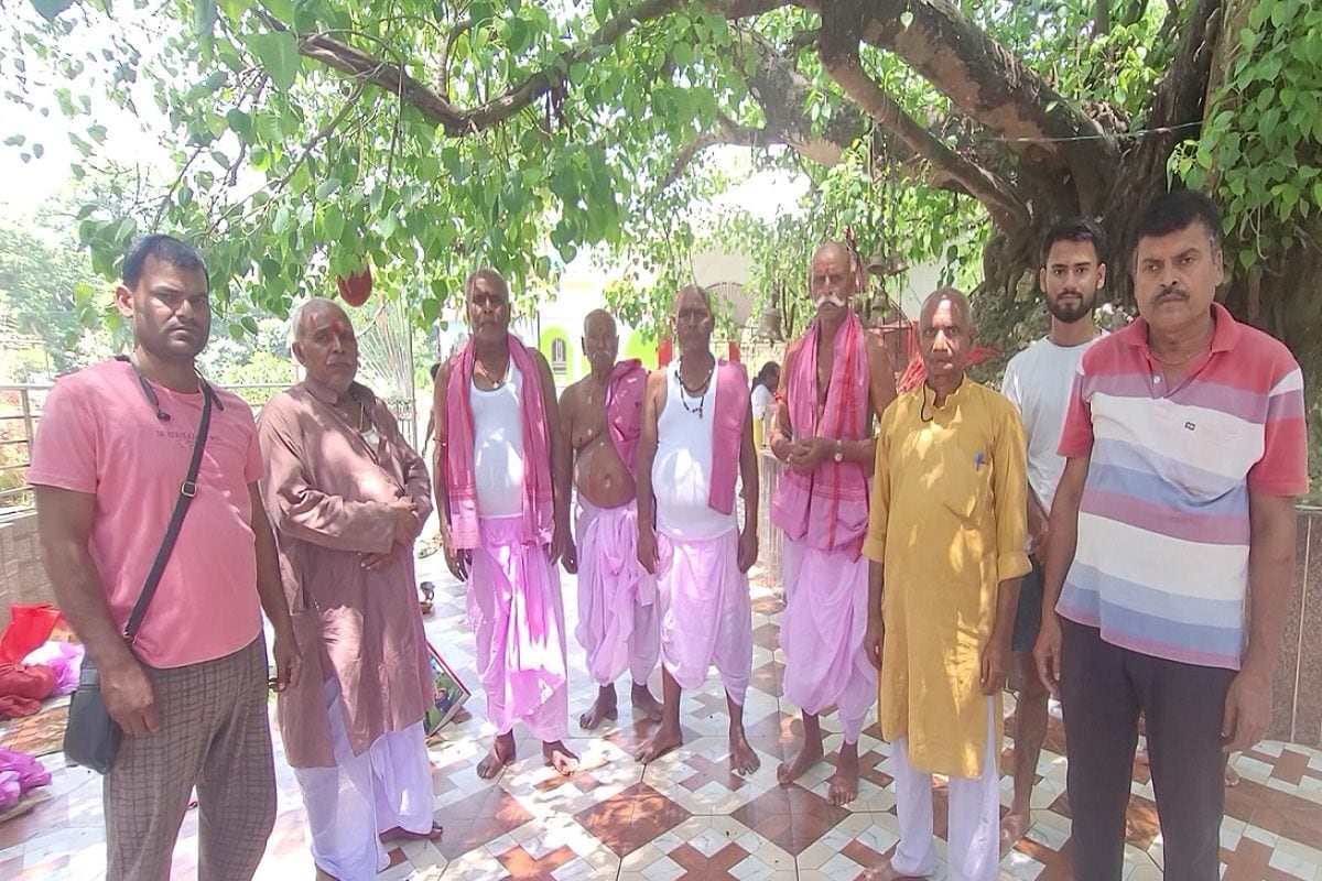 बिहार: आसमान से बरसती आग के बीच उग्रनाथ धाम में हवन कर रहे लोग जानिये मान्यता