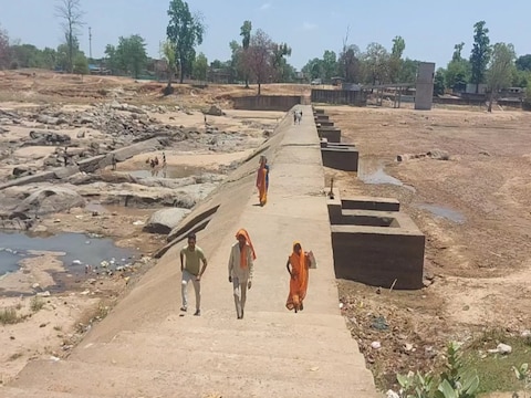 CG News: बलरामपुर में पानी की बढ़ी समस्या.