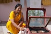 ये हैं राजस्थान की 'सोलर वुमन', सूरज की रोशनी में पकाती हैं इडली-सांभर और केक