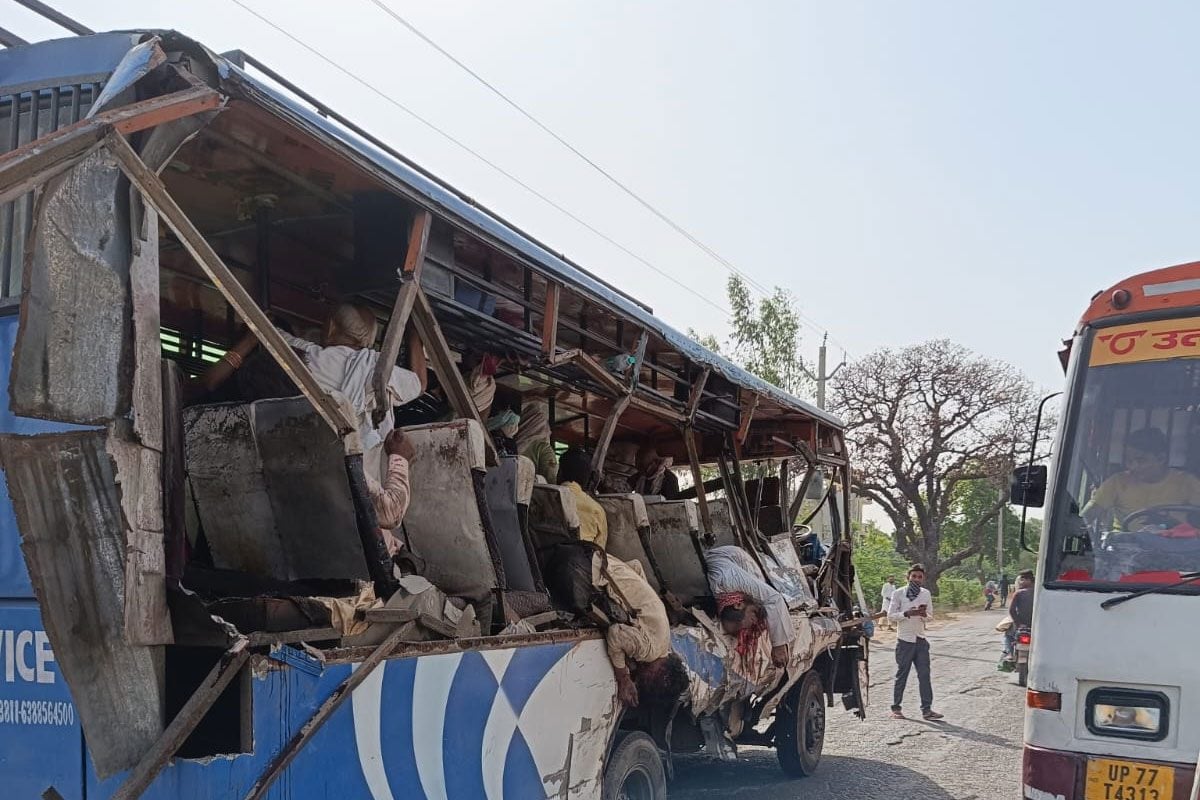 उन्नाव: ओवरटेकिंग करते वक्त बस को चीरते हुए निकला ट्रक 8 की मौत 19 घायल