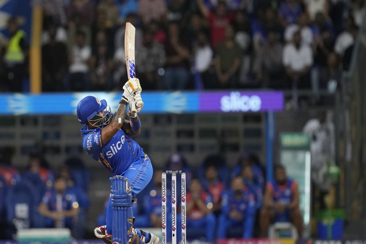 सूर्यकुमार ने छक्के से जमाया शतक, मुंबई ने हैदराबाद को हरा दर्ज की चौथी जीत