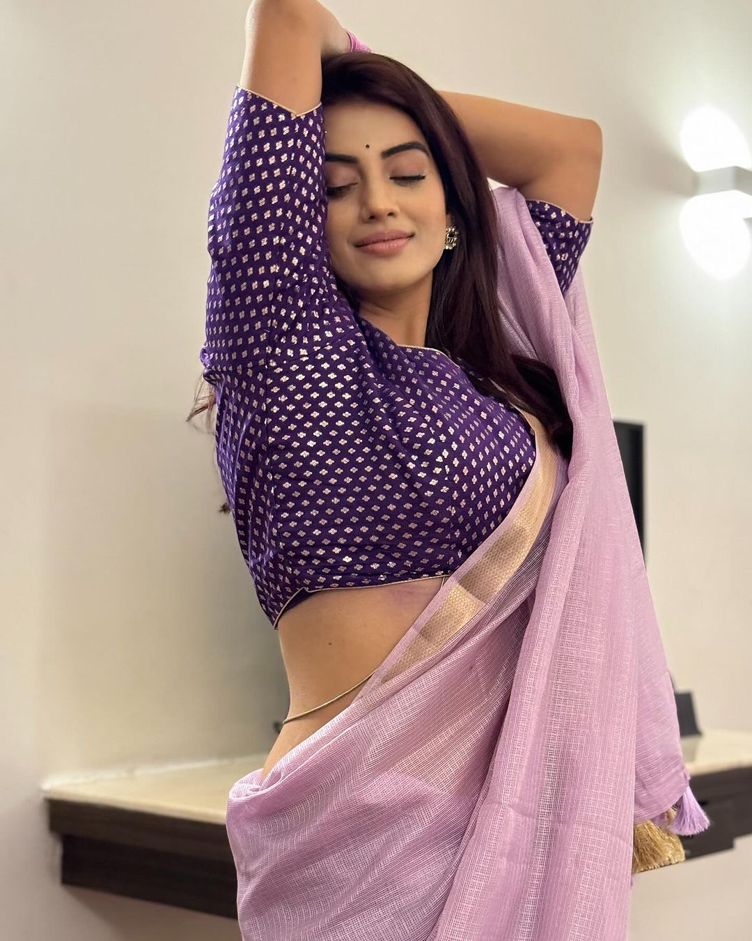भोजपुरी अभिनेत्री अक्षरा सिंह ने इन चित्रों को शेयर करते हुए कहा, जब उन्होंने पहनी लैवेंडर कलर की साड़ी पहनी थी।