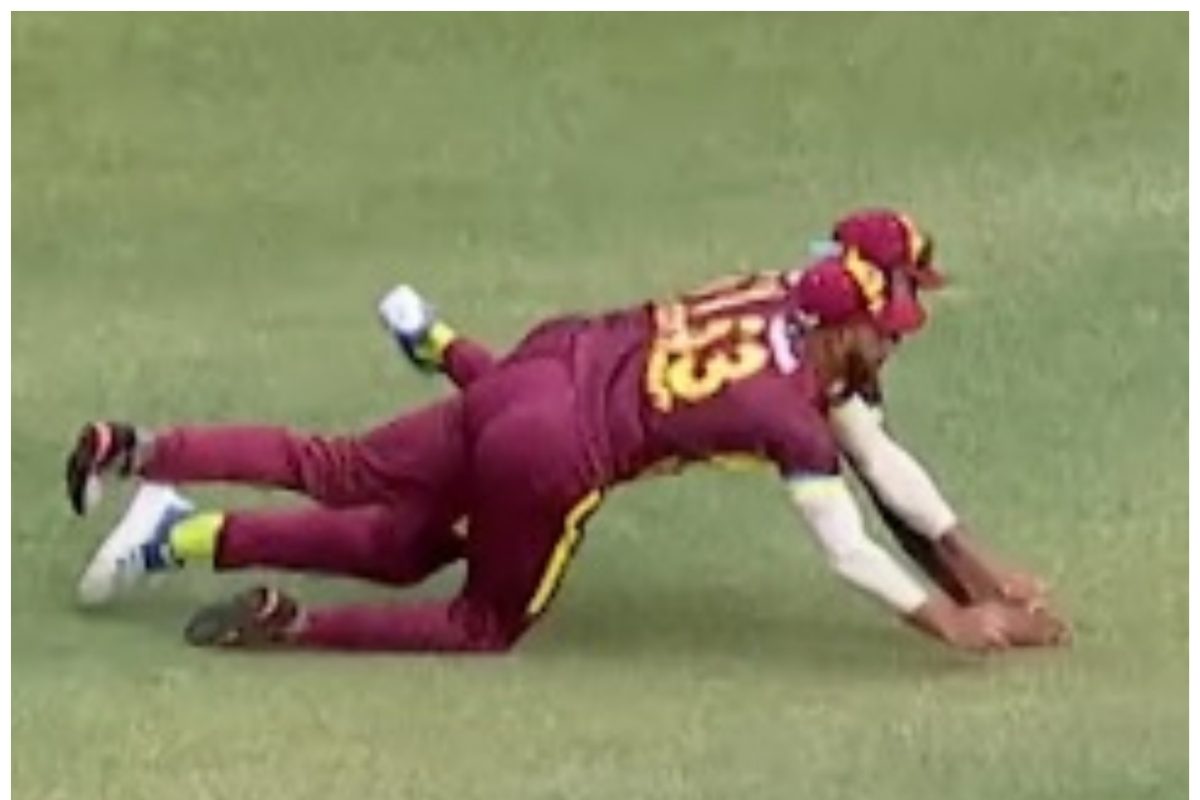 VIDEO: 2 खिलाड़ी साथ दौड़े, साथ डाइव और स्लाइड, जैसे परछाई हो, कैच देख माथा...