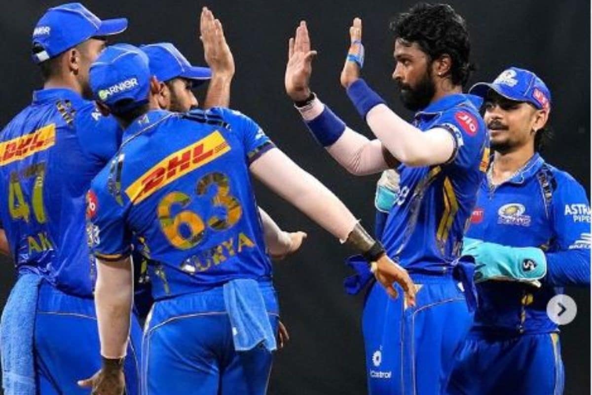 हैदराबाद की जीत से मुंबई को हुआ नुकसान, प्लेऑफ की दौड़ से हुई बाहर