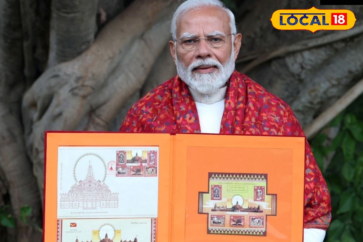 अयोध्या में स्टॉल लगाकर राम मंदिर के स्मारक डाक टिकटों की बिक्री शुरू