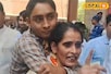 पीठ पर अपाहिज बेटा लादे काट रहीं चक्कर, भावुक कर देगी इस मां की कहानी
