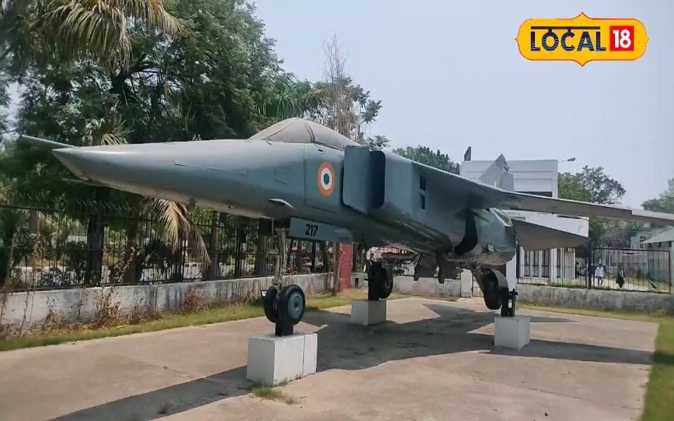 AMU में भारतीय वायुसेना का लड़ाकू विमान MIG-23 BN बना आकर्षण का केंद्र