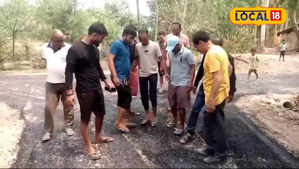 ग्रामीणों ने हाथ से उखाड़ दी सड़क ठेकेदार को बना लिया बंधक वीडियो वायरल
