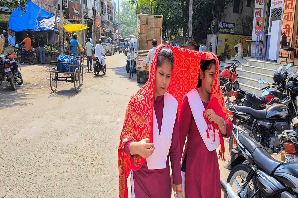 हम तो जानवरों से  बदतरभीषण गर्मी के बीच शिक्षकों के बीच से ग्राउंड रिपोर्ट