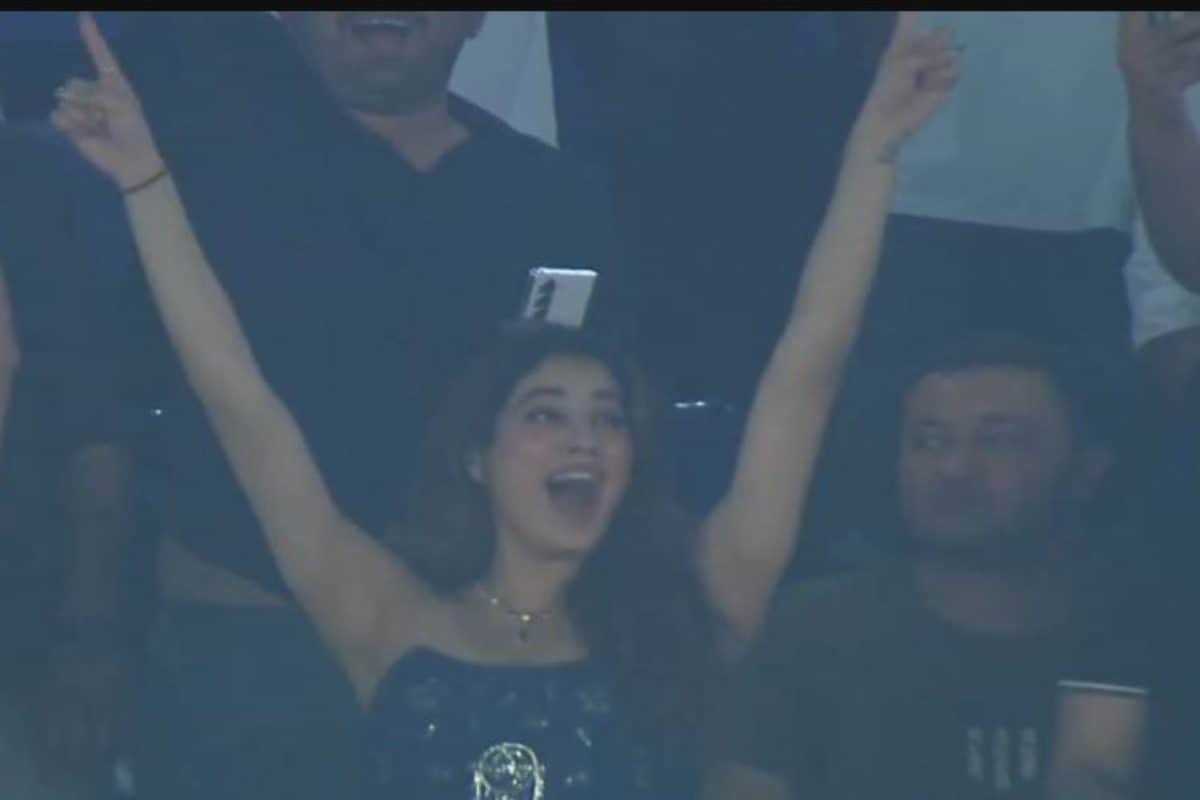 खुली जुल्फें... WC ट्रॉफी वाली ड्रेस पहनकर स्टेडियम पहुंचीं श्रीदेवी की बिटिया