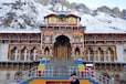 Char Dham Yatra 2024: चार धाम यात्रा से पहले बर्फबारी, बर्फ की चादर से ढका बद्रीनाथ धाम, देखें खूबसूरत तस्वीरें