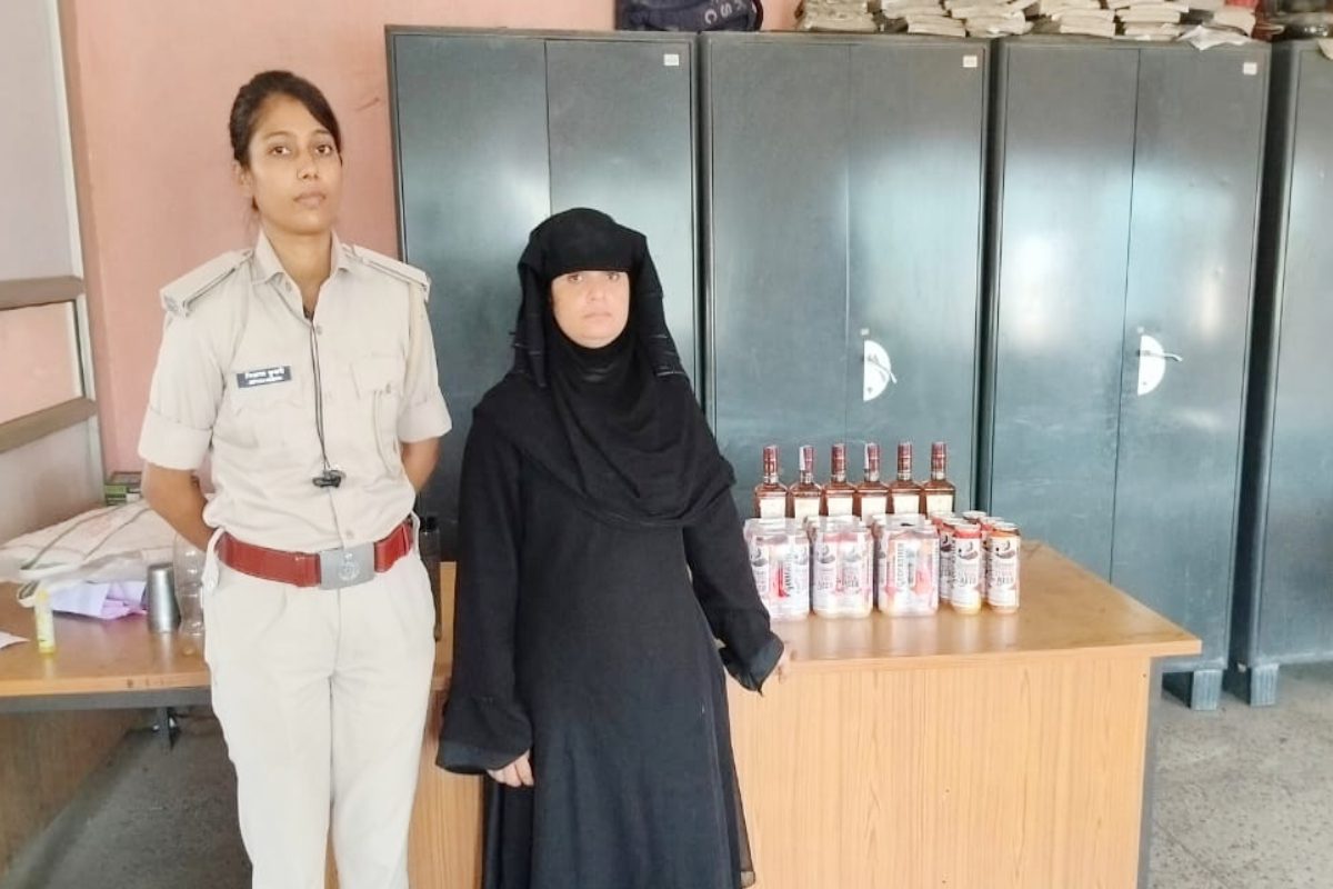 बस में बुर्का पहनकर जा रही थी महिला, तलाशी में मिली ऐसी चीज, फटी रह गईं आंखें