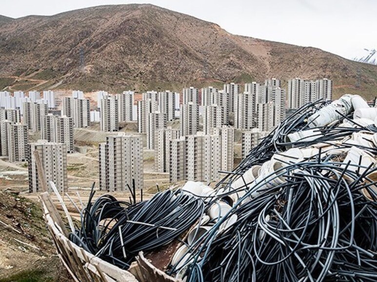 रेगिस्तान के बीच में बसाया जा रहा था जन्नत सा शहर, अचानक हुआ कुछ ऐसा ...