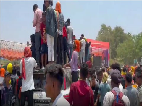 पवन सिंह चुनाव प्रचार कार्यक्रम में भीड़ बेकाबू हो गयी.