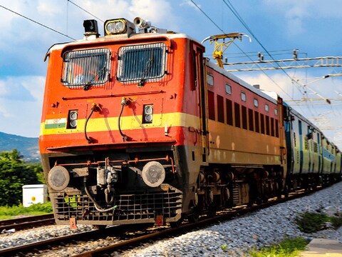 CG News: रायपुर रेलवे स्टेशन पर हादसा.