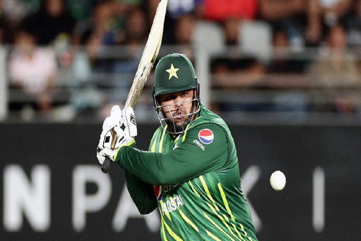 सस्ते में आउट हुआ पाकिस्तानी बैटर तो भड़के फैंस, कहा- नेपोटिज्म का उदाहरण है..