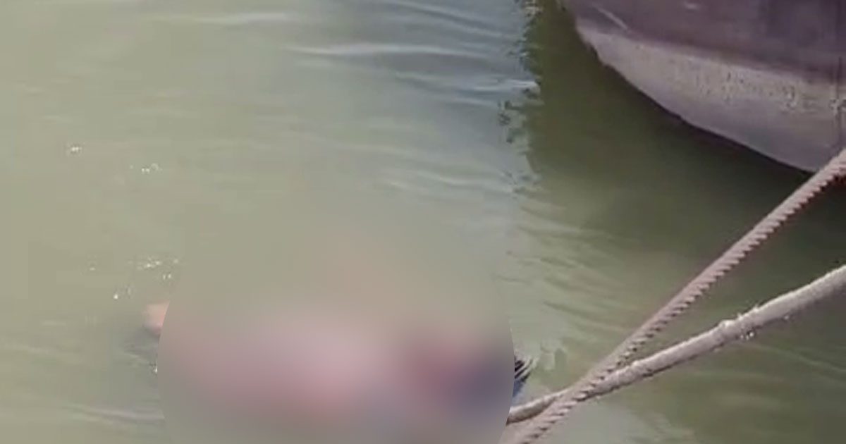 सांप के डसने से हुई युवक की मौत… जिंदा करने के लिए शव को गंगा में लटकाया…