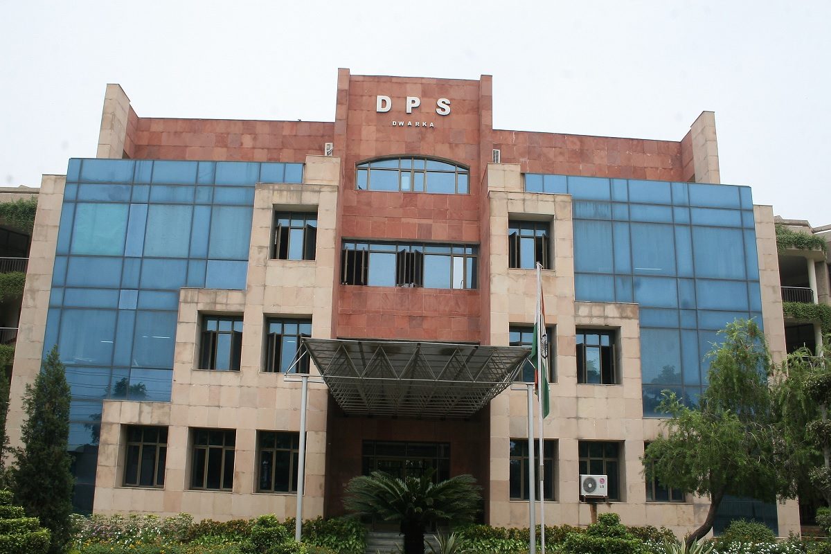 दिल्ली के स्कूल में बम की सूचना से हड़कंप DPS पहुंची पुलिस सर्च ऑपरेशन शुरू
