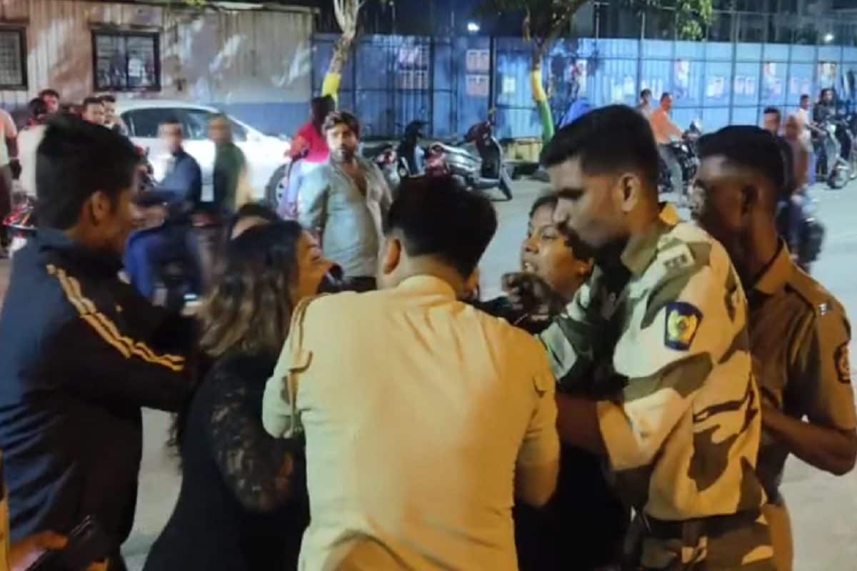 नशेड़ी लड़कियों ने पुलिसवाले की पकड़ी वर्दी गाली-गलौज तक की बीच सड़क हंगामा