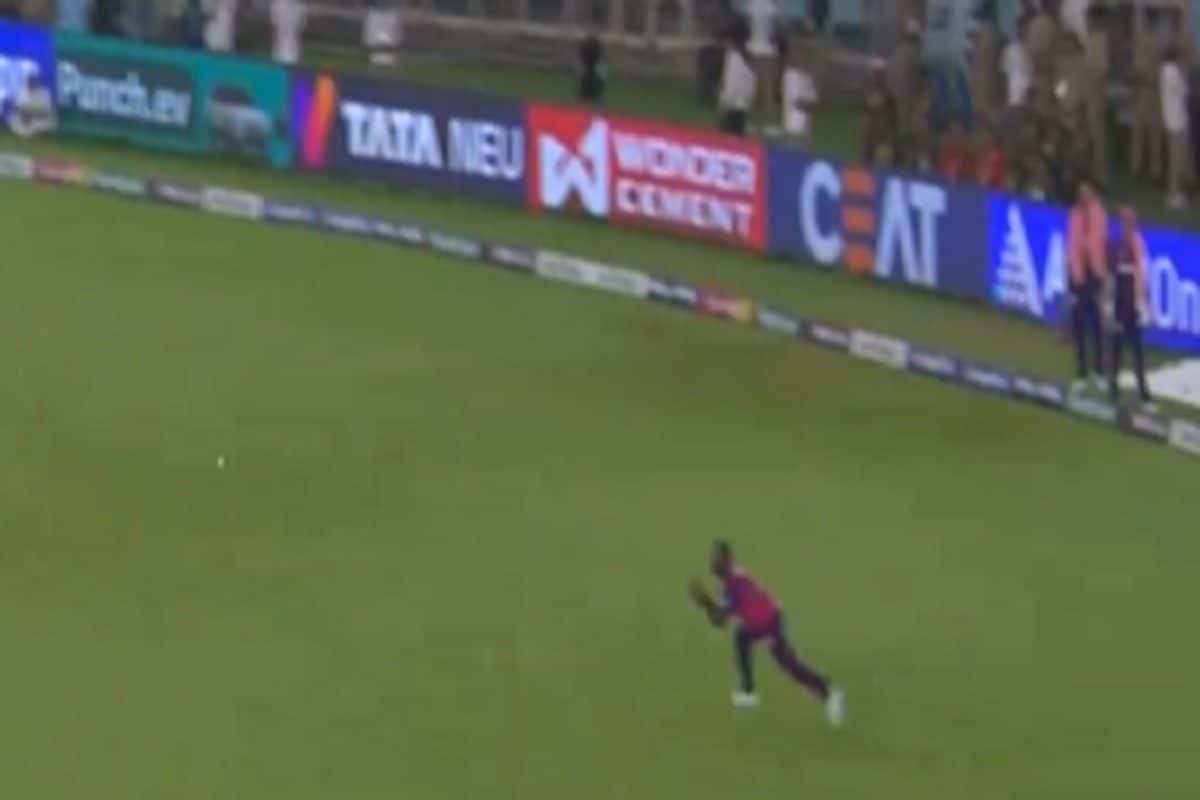 RR vs RCB: डू प्लेसी सस्ते में लौटे पवेलियन, कैरेबियाई खिलाड़ी ने लपका कैच