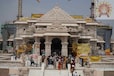अयोध्या में उमड़ा श्रद्धालुओं का सैलाब, मठ-मंदिरों में दर्शन कर रहे लोग