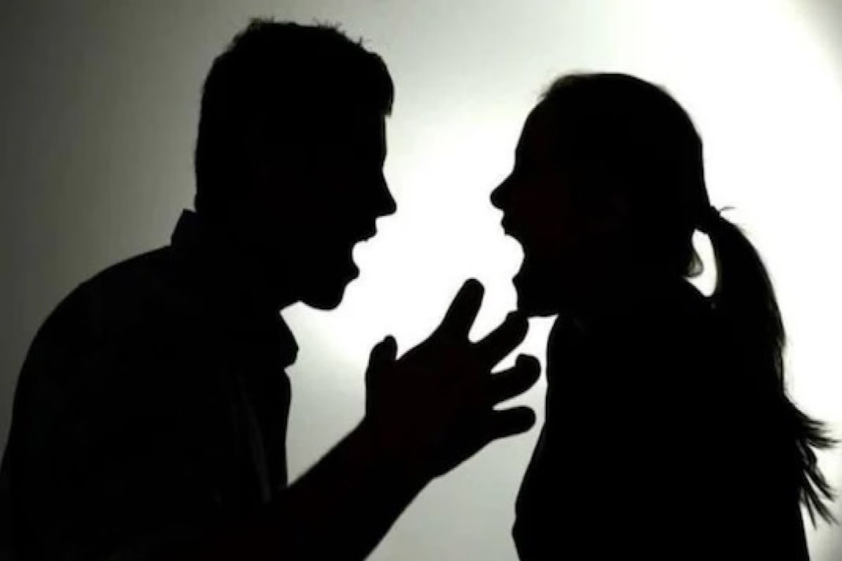 5 रुपये खुले पैसे और कुरकुरे पत‍ि-पत्‍नी की लड़ाई का अनोखा मामला