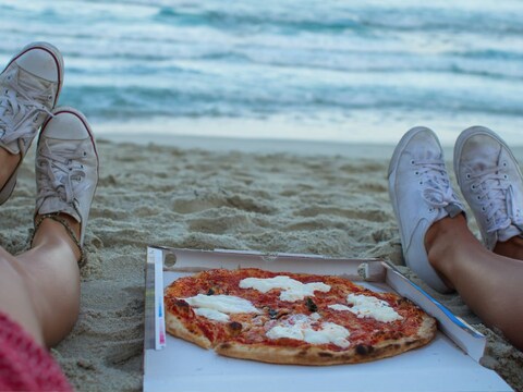 पिज्ज़ा खाने इटली पहुंच गईं सहेलियां. (Credit- Canva)