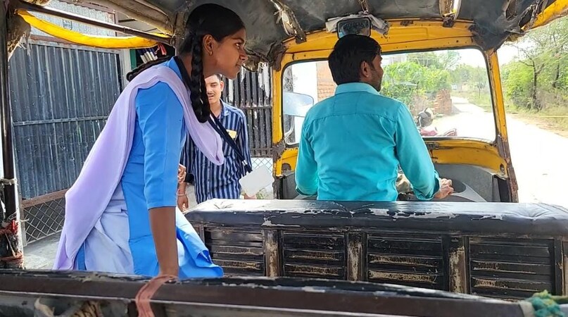 बिलासपुर के ऑटो ड्राइवर की बेटी ने 10वीं में किया टॉप, पूरा करेगी पिता ...