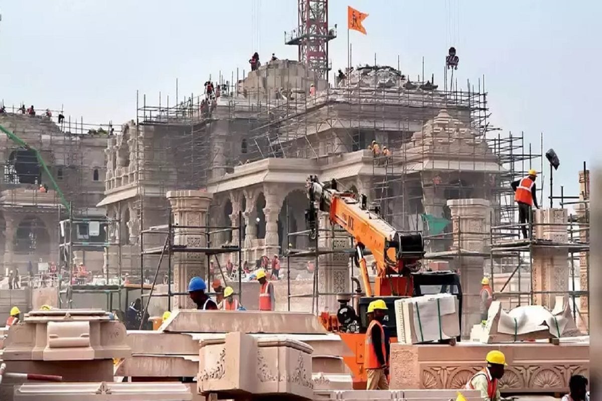 रात भर मेहनत कर रहे मजदूर इस दिन तक पूरा हो जाएगा राम मंदिर का निर्माण कार्य