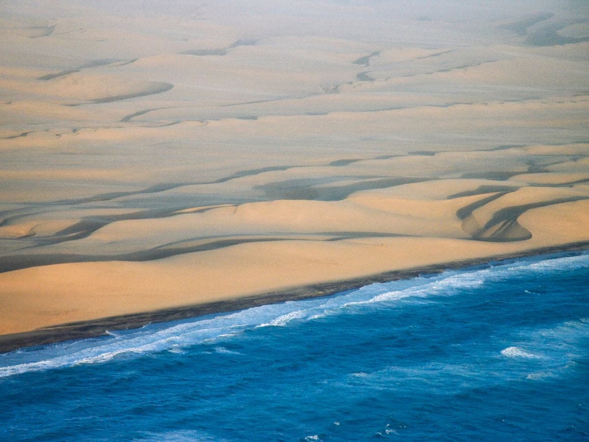 इस समंदर के किनारे है 'नर्क का दरवाजा', बिखरे हैं कंकाल, जहाजों के मलबे