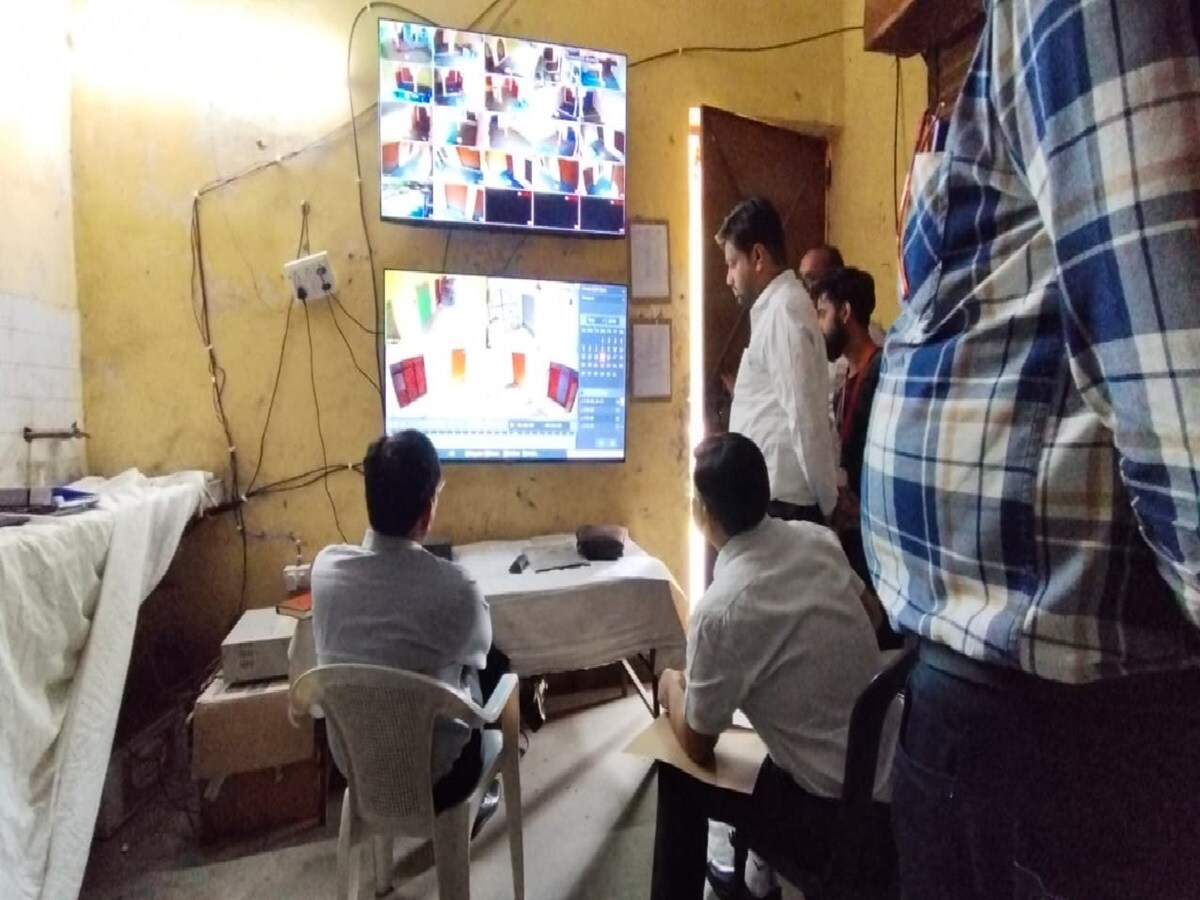 Strong Room news , how to make Strong room in election time , ias officer , Loksabhaelections2024 , lok sabha chunav 2024 , after voting evm work , security of electronic voting machines after each leg of voting , Can Strong Room built private property , private land , Why is strong room made only in government buildings , How is the location of the strong room decided , Which level officers provide security , How many security layers of Strong Room , How far can the candidate supporters , How long before counting does the EVM reach the counting centre , Where are EVMs kept after counting , how many days does EVM data have to be kept safe , eci news स्ट्रॉन्ग रूम , स्ट्रॉन्ग रूम की सुरक्षा कैसे होती है , ईवीएम , कौन स्ट्रॉन्ग रूम के अंदर जा सकता है , डीएम