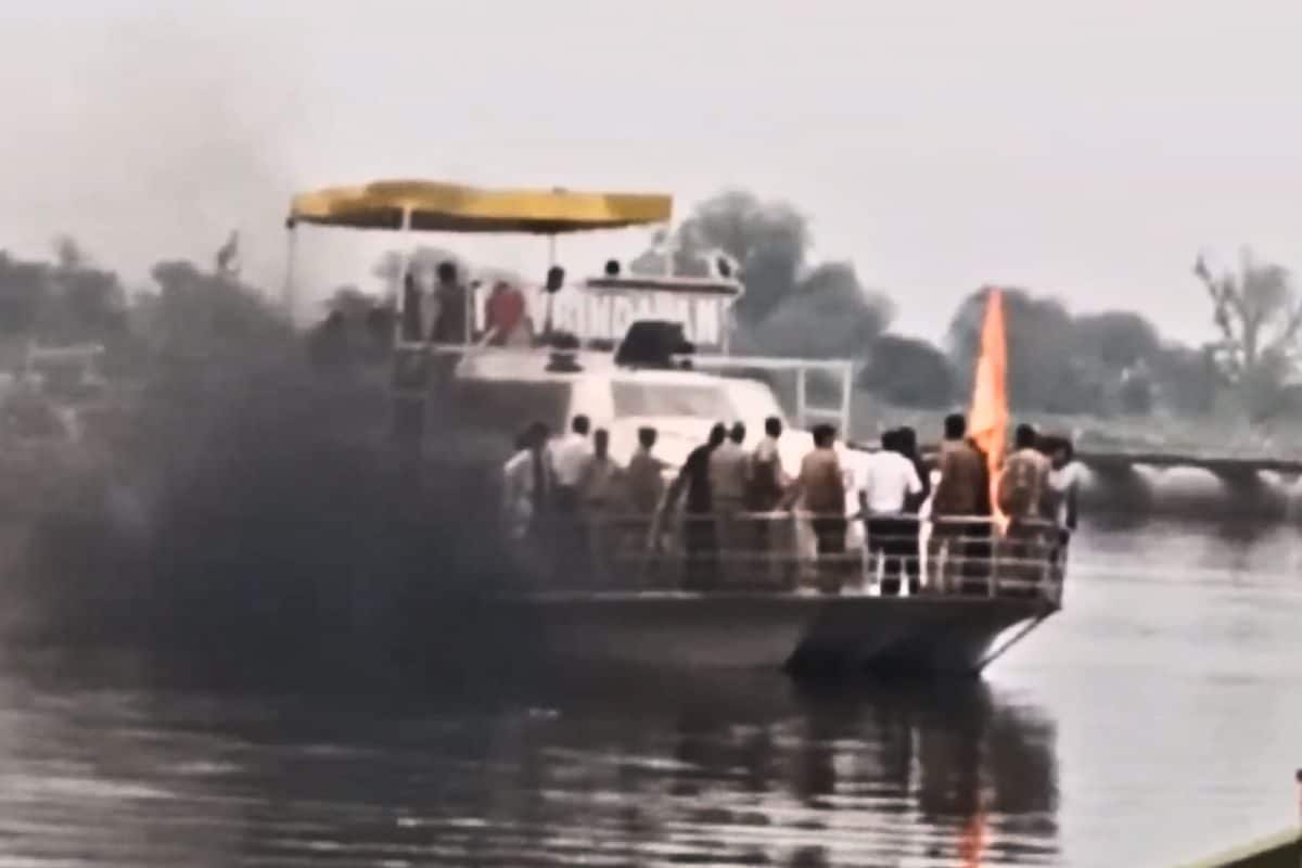 यमुना में चलता क्रूज बीच नदी में फंसा अचानक निकलने लगा धुंआ अटक गई सांसें