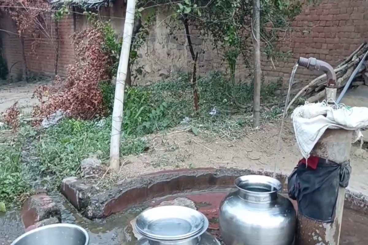 25 परिवार, हर रोज पैदल सफर, 50 सालों से नाले का पानी पीने को मजबूर 