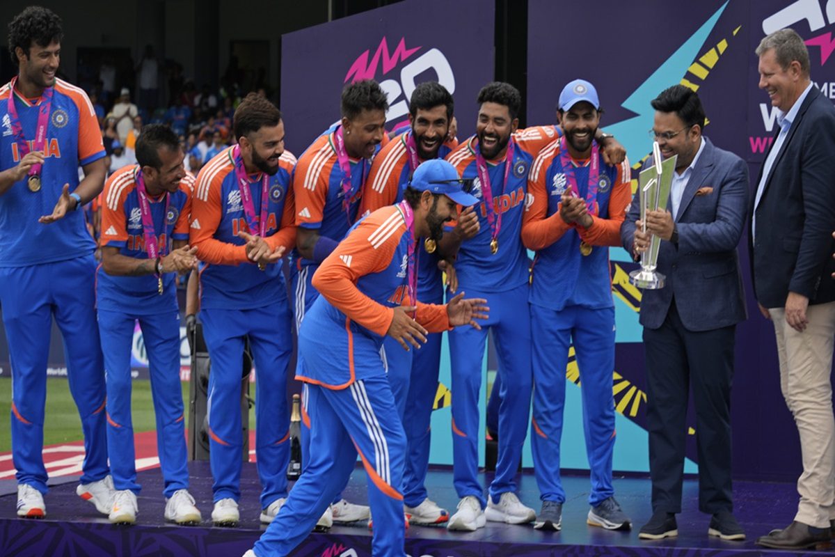 वर्ल्ड कप ट्रॉफी से साथ रवाना हुई टीम इंडिया, रोहित शर्मा ने पोस्ट की तस्वीर