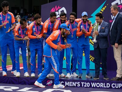 आईसीसी टी20 विश्व कप ट्रॉफी उठाने से पहले भारतीय कप्तान रोहित शर्मा का डांस स्टेप हुआ वायरल-AP