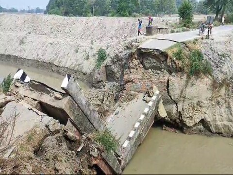Bihar Bridge Collapse: बिहार में एक और पुल टूटा, पिलर धंसते ही हो धड़ाम,  तेज आवाज के साथ मचा हड़कंप, देखें VIDEO - News18 हिंदी
