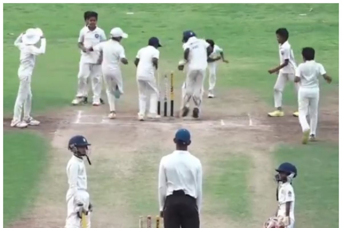 दोनों बैटर एक छोर पर, दूसरे छोर पर 10 खिलाड़ी गेंद के साथ, पर आउट नहीं कर...