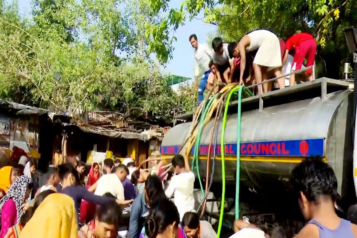 न पानी न ब‍िजली कानूनी लड़ाई में कोर्ट-कचहरी के चक्‍कर में तड़प रही द‍िल्‍ली