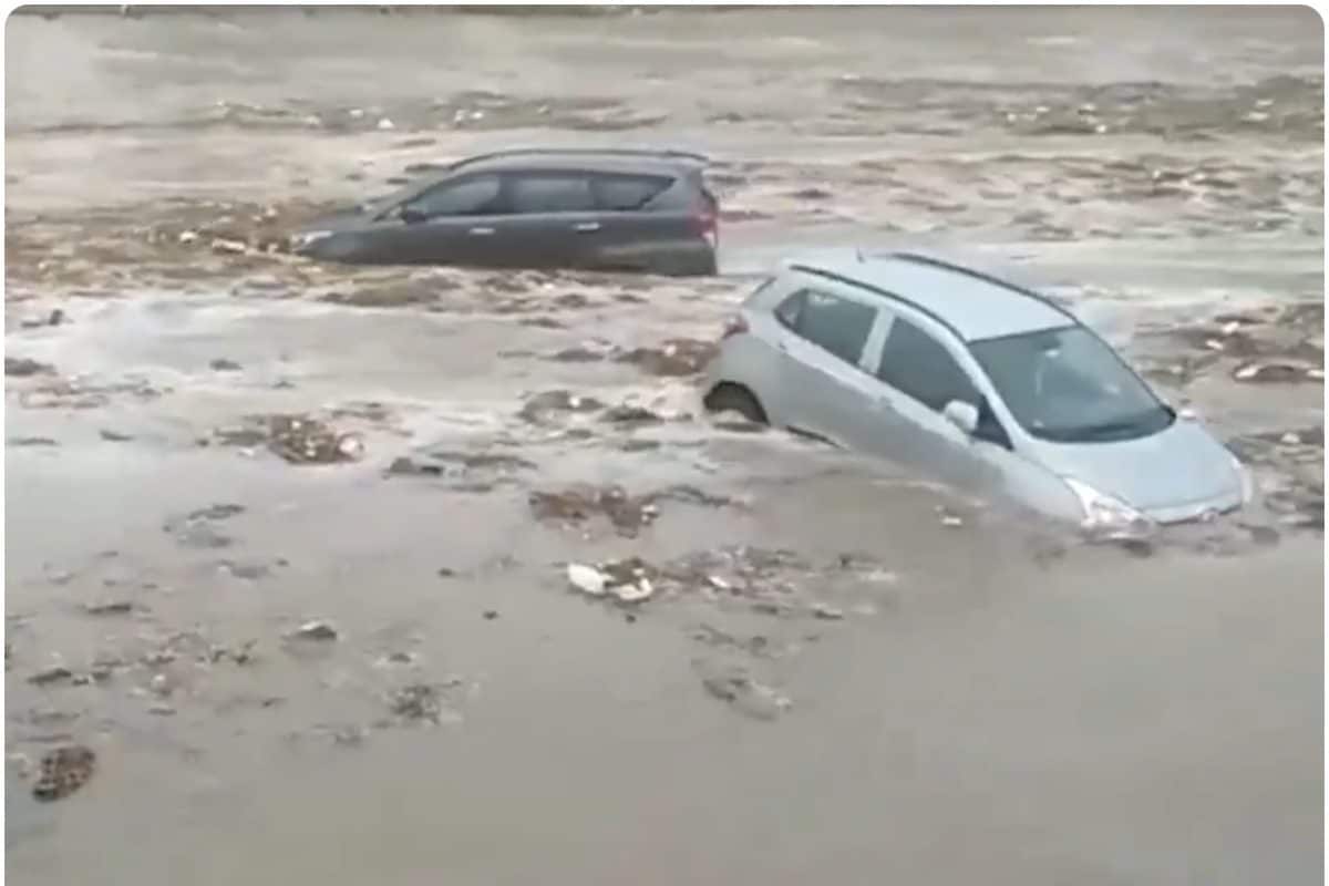 VIDEO: मानसून की पहली बारिश और तिनके की तरह गंगा नदी में बह गईं कारें