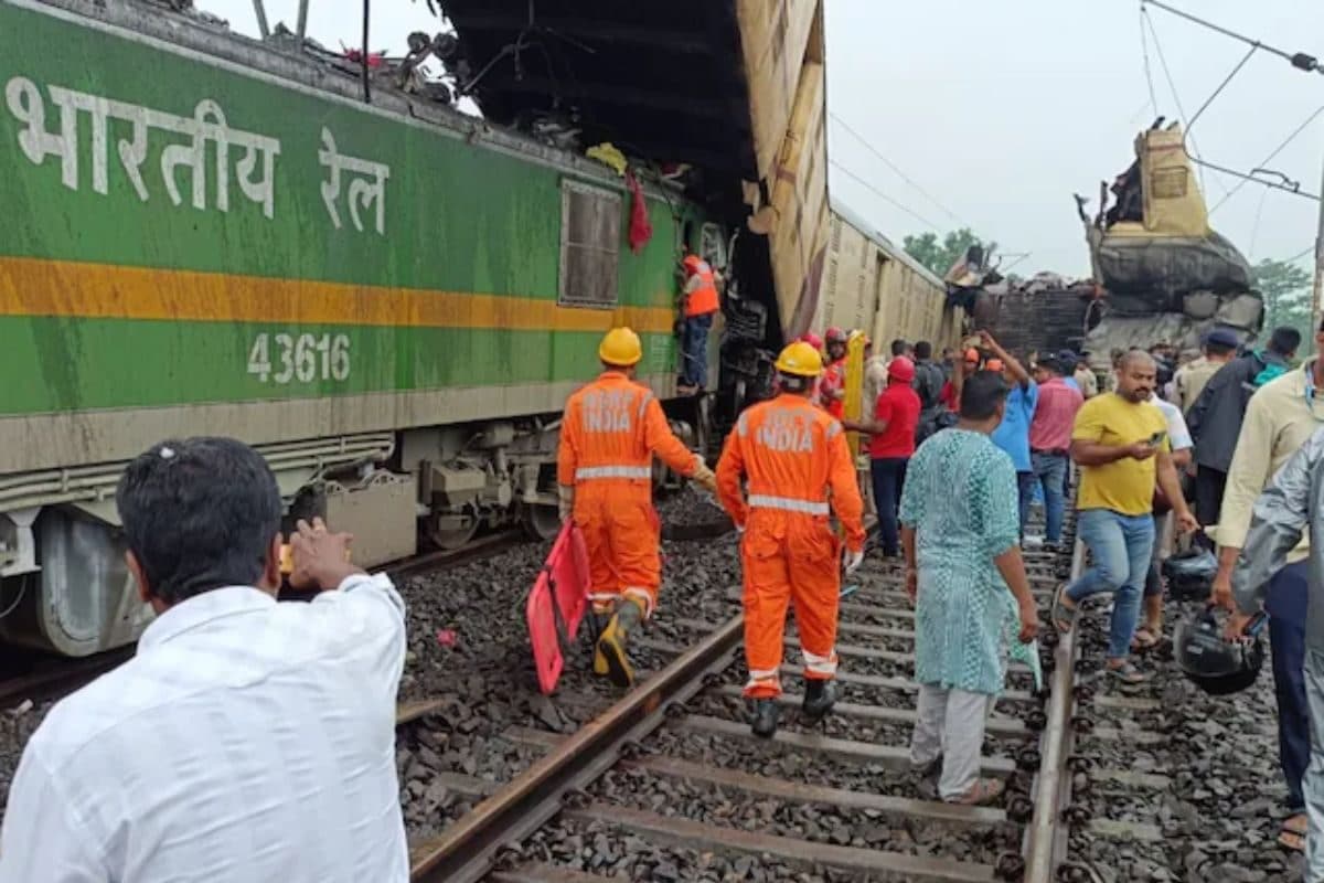 Kanchenjunga Express Train Accident: बंगाल में रेल हादसा हेल्पलाइन नंबर जारी