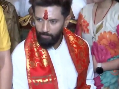 माथे पर टीका, गले में राम नाम का पटका... कुछ इस अंदाज में मंत्रालय पहुंचे  चिराग, मां को बहुत सारी उम्मीद - News18 हिंदी