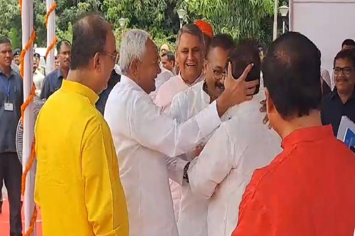 नीतीश कुमार का यह VIDEO देखें हैं क्या मंत्रियों का सिर टकराकर लगाने लगे तिलक