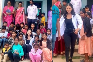 शूटिंग छोड़ स्कूल पहुंचीं सनी लियोनी, बच्चों के साथ की खूब मस्ती, PHOTOS  वायरल - News18 हिंदी