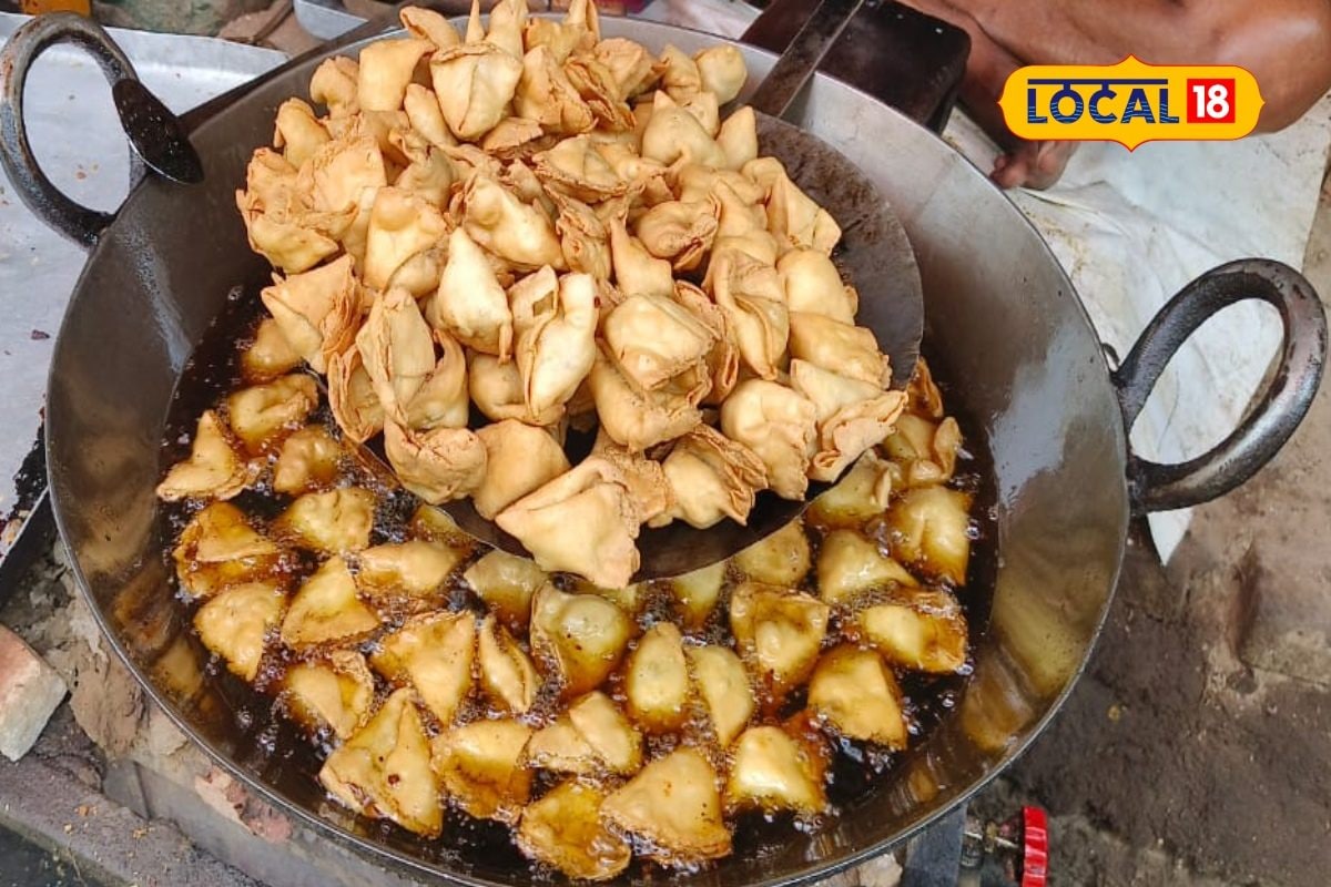 पहले 50पैसेअब ₹2 में चखें सबसे मशहूर समोसे स्वाद के शौकीनों का लगता है मजमा